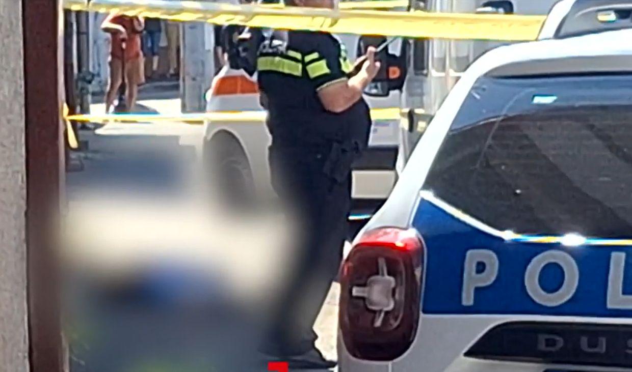 Filmul crimei din Drobeta-Turnu Severin. Şi-a ucis mama cu 4 lovituri de cuţit. Femeia abia revenise în ţară