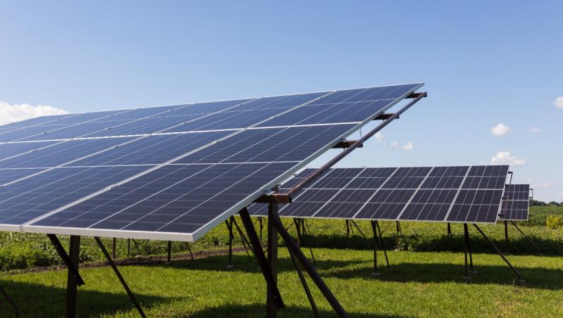 Energia hidro, eoliană şi solară au crescut puternic în 2026, dar producţia internă a scăzut. Datele INS