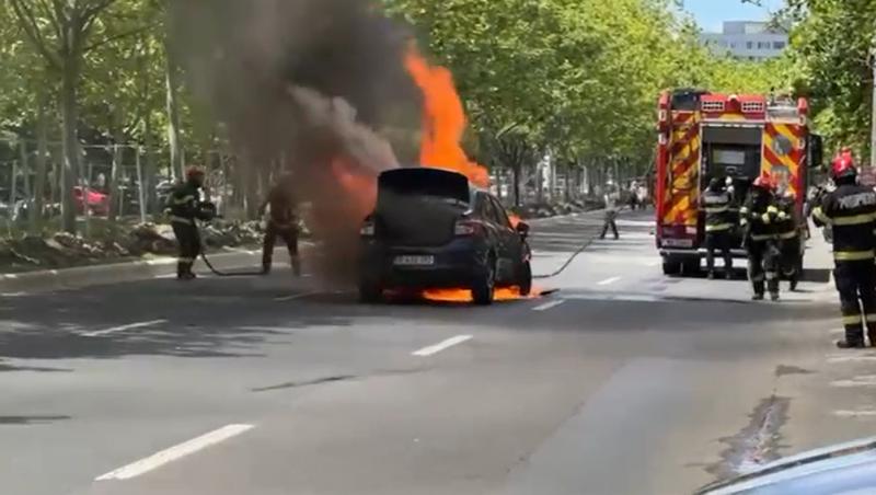Logan cuprins de flăcări după accident, în Sector 3. O mamă și două fetițe erau în mașină