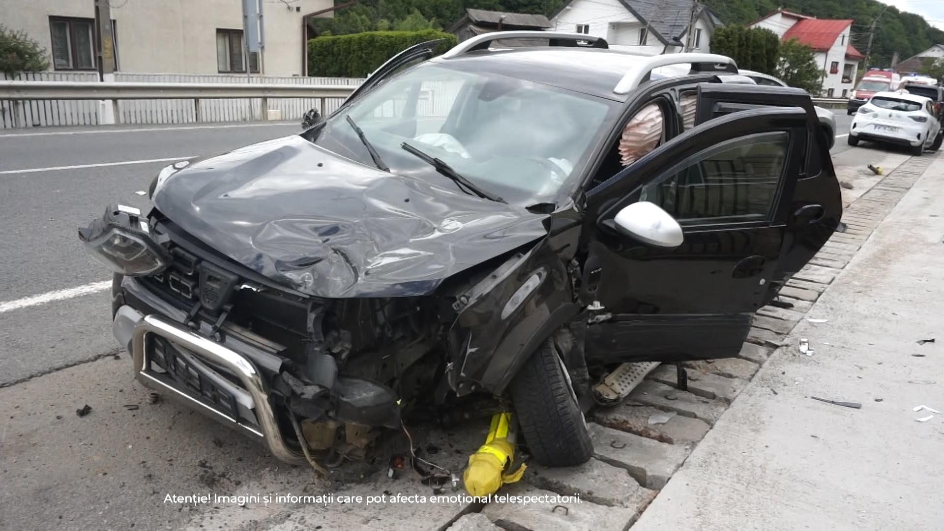 2 copile și o femeie, lovite în plin de un șofer care a adormit. Una din fete, târâtă 20 de metri