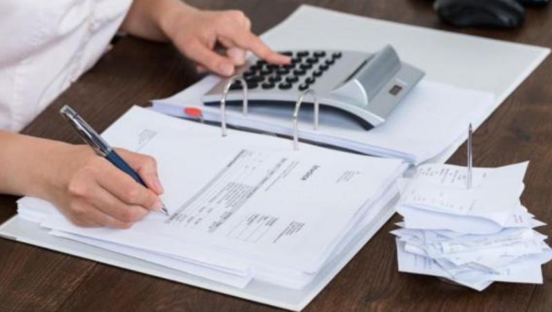 Angajată a USR, trimisă în judecată pentru că a furat peste 400.000 de lei din conturile partidului