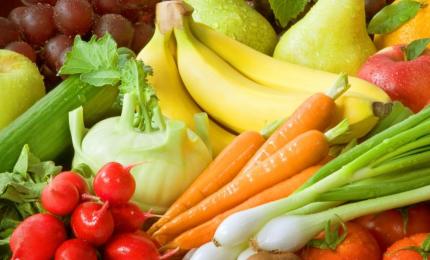 Mii de tone de fructe şi legume româneşti nu-şi găsesc locul în supermarketuri. Care e motivul