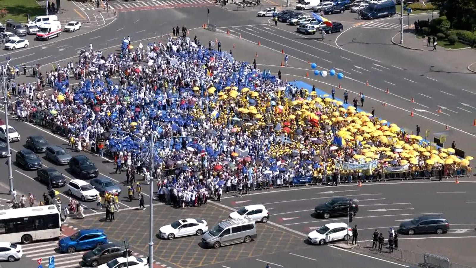 Mii de profesorii protestează faţă de legea salarizării. Pleacă în marş din Piaţa Victoriei la Parlament