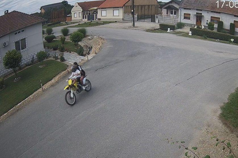 Ultimele clipe din viaţa celor doi tineri aflaţi pe motocicletă, surprinse de camerele de supraveghere