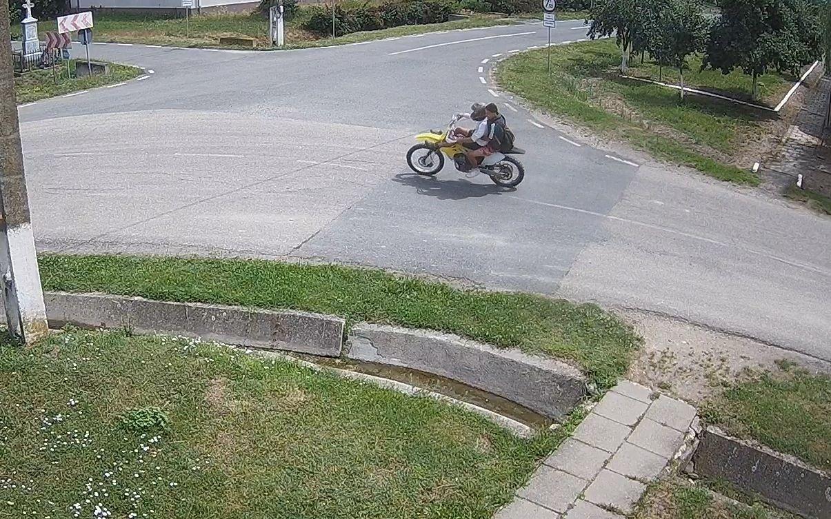 Ultimele clipe din viaţa celor doi tineri aflaţi pe motocicletă, surprinse de camerele de supraveghere