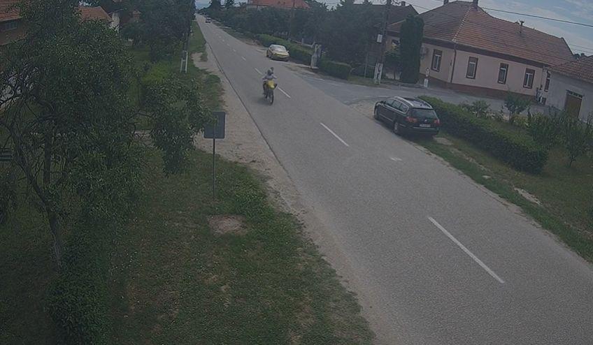 Ultimele clipe din viaţa celor doi tineri aflaţi pe motocicletă, surprinse de camerele de supraveghere