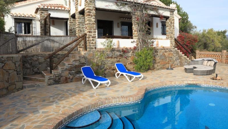 Tragedie în prima zi de vacanţă. Un copil de 3 ani a murit după ce a căzut în piscină, în Spania