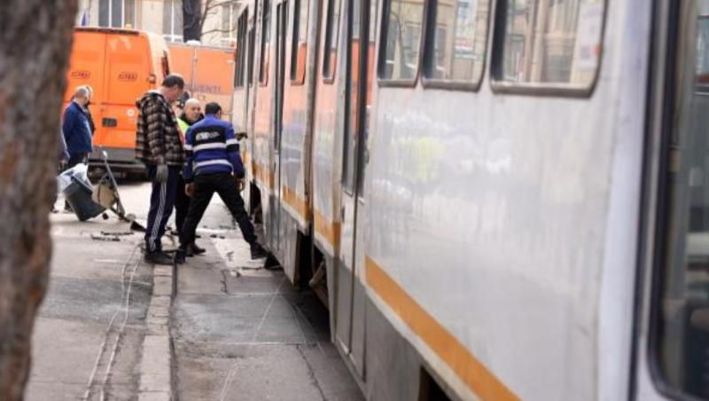 Un tramvai a deraiat în Capitală după ce a fost lovit de un TIR. Traficul a fost blocat