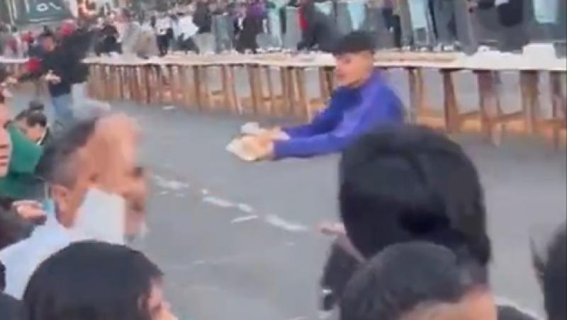 Sendviș făcut din 1,5 tone de carne de vită. Recordul nu a fost omologat deoarece mulțimea l-a mâncat