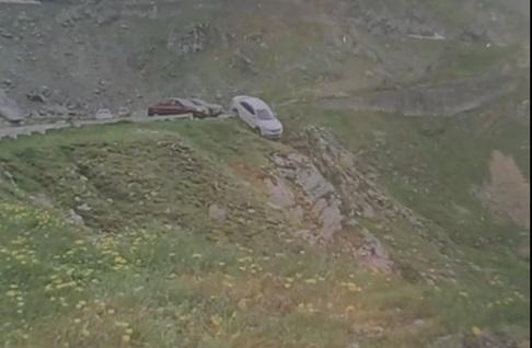 Momentul în care o maşină cade într-o râpă, pe Transfăgărăşan. Şoferul a uitat s-o asigure