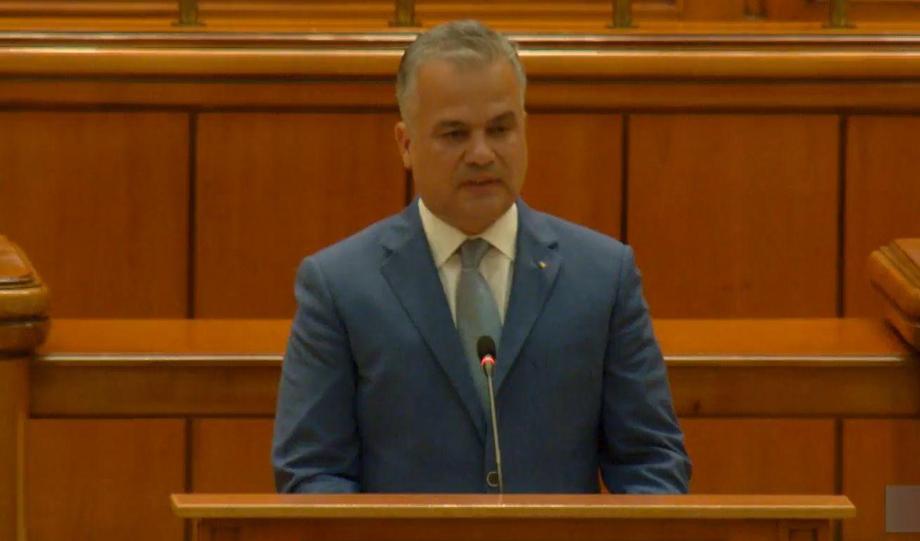 A început ședința pentru învestirea guvernului Veștea. Sunt necesare 233 de voturi pentru a trece