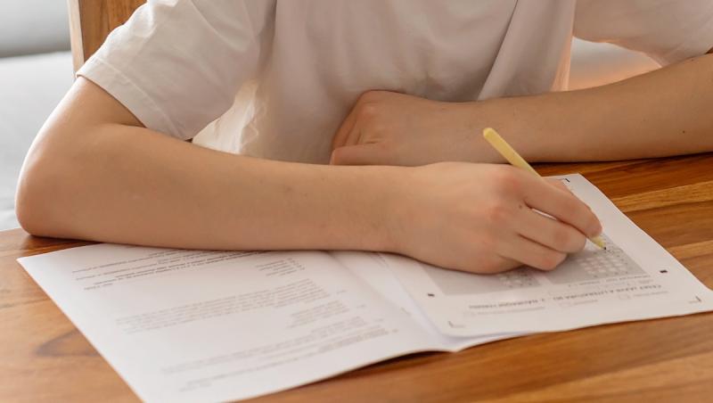 Un elev din Oradea a leşinat înainte de Evaluarea Naţională. Adolescentul a susţinut examenul din spital