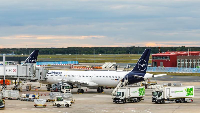 Biletele de avion nu se ieftinesc odată cu scăderea prețului petrolului. Explicația analiștilor