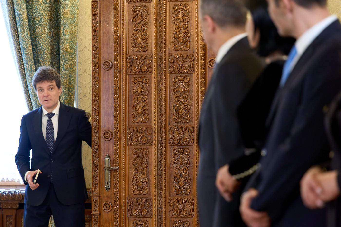 Nicuşor Dan cere iar direcţie pro-occidentală, după ce a închis ochii la negocierile Veştea-PSD-AUR