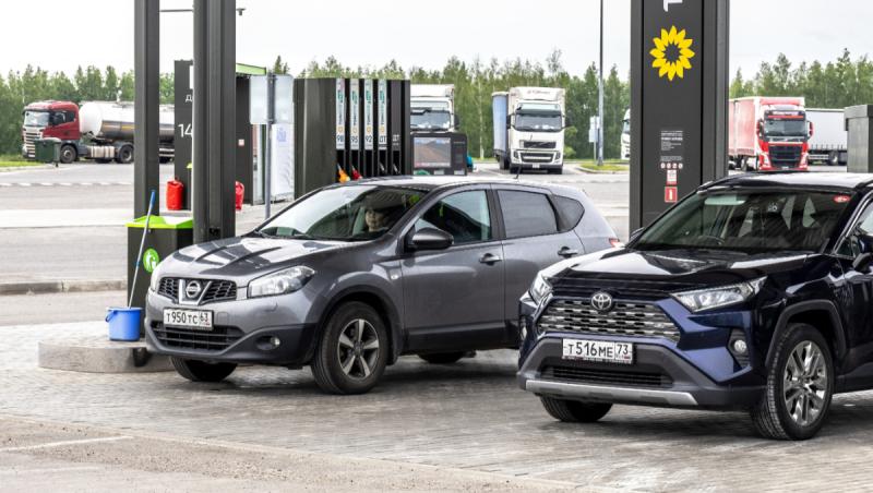 Panică la benzinăriile din Rusia. Carburanții, vânduți cu porția după loviturile ucrainene
