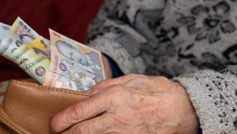 Femeie de 72 de ani, păcălită să-și retragă și "securizeze" peste 550.000 de lei. Cum acționau escrocii