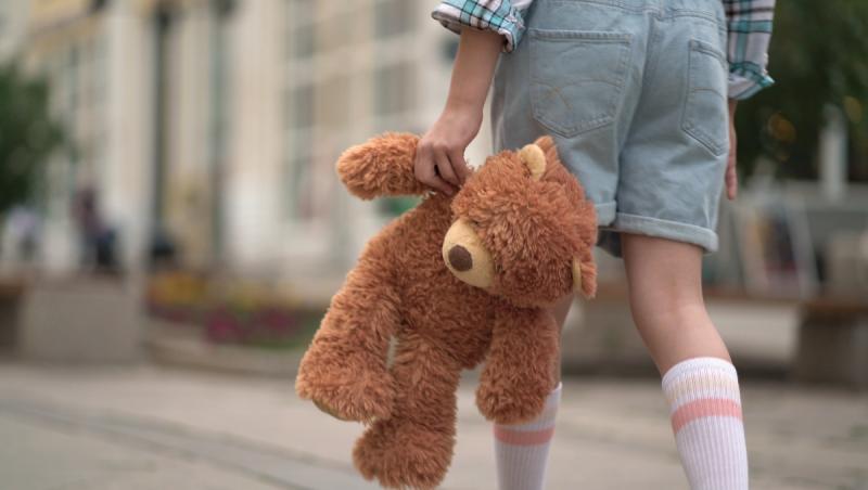 Tânăr, arestat după ce a convins o copilă de 7 ani să-i trimită poze sexuale. Ar fi racolat-o de pe Roblox