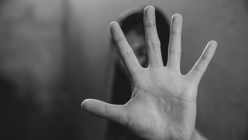 Adolescentă de 16 ani, obligată să se prostitueze de trei bărbați din Botoşani. Fata era ameninţată cu moartea