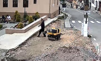 Bărbatul care a distrus cu toporul o primărie din Caraş-Severin, internat la Psihiatrie