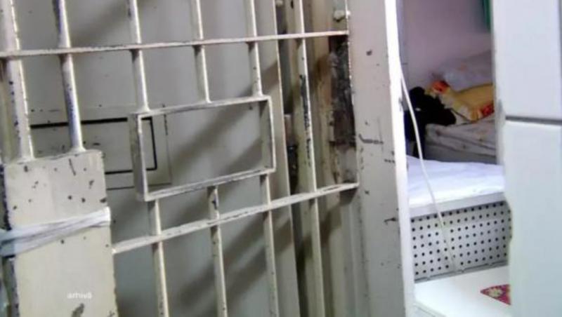 Doi polițiști, reținuți după ce ar fi introdus alcool și telefoane în arest. Primeau mită până la 350 de lei