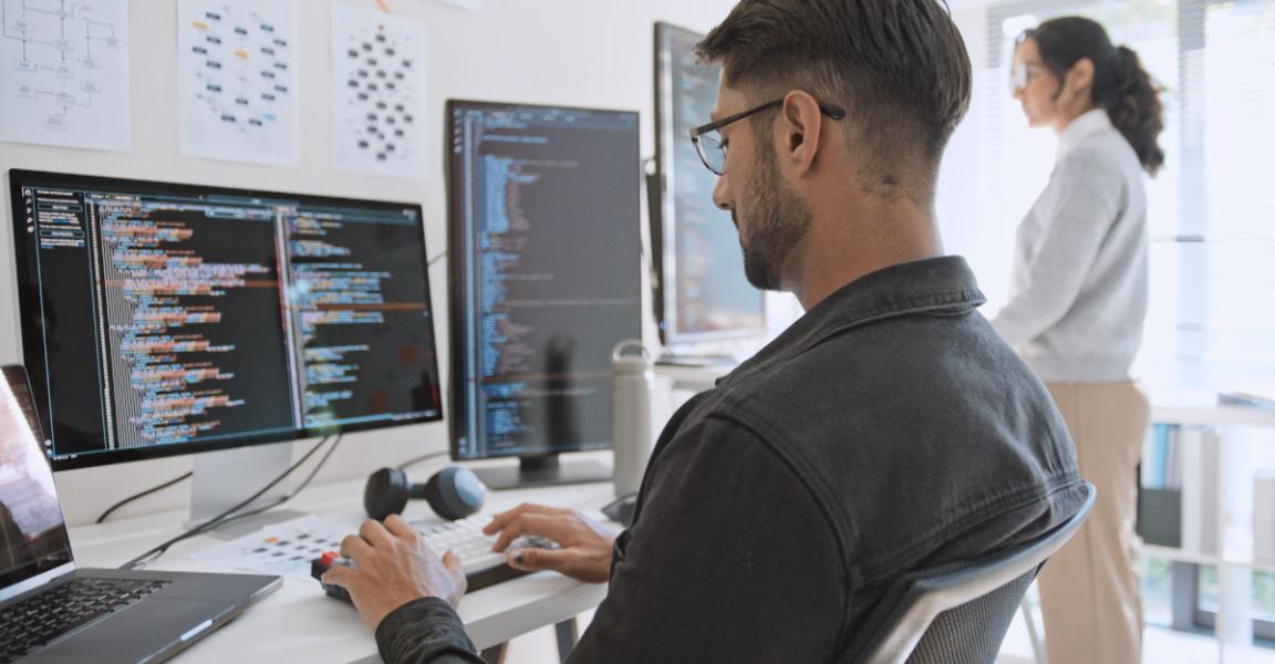 Inteligenţa artificială, noul coleg de birou. Unu din patru angajatori români caută oameni cu competenţe AI