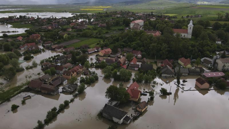 Cod portocaliu de inundaţii pe râuri din 3 judeţe, până luni dimineaţă