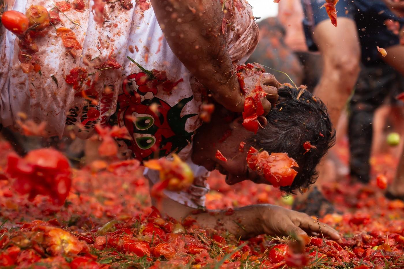 La Tomatina 2026. Cum a arătat cea mai mare bătaie cu roşii din Columbia
