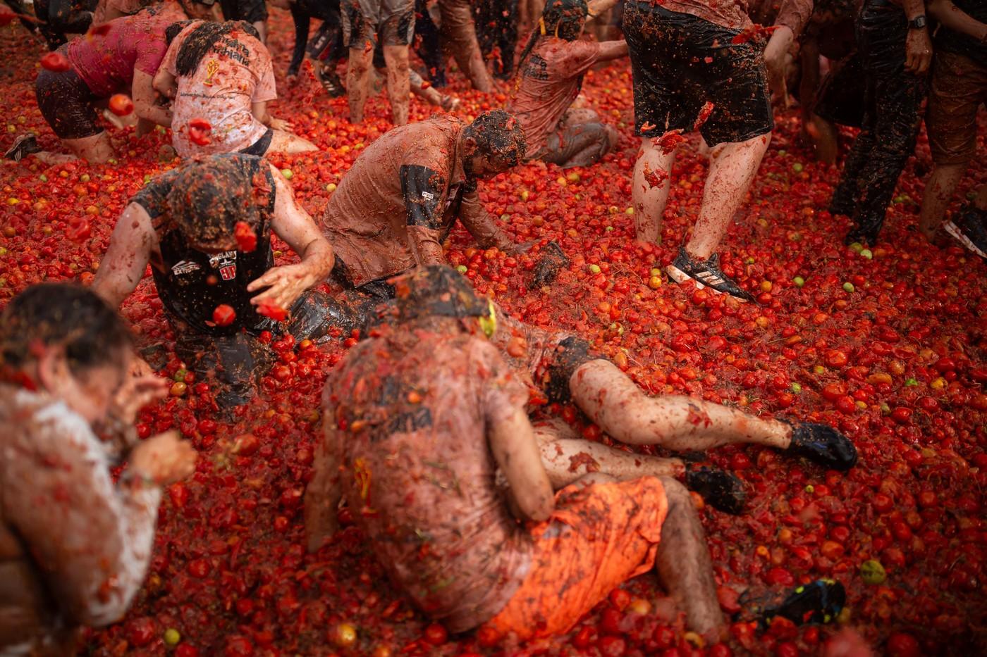 La Tomatina 2026. Cum a arătat cea mai mare bătaie cu roşii din Columbia