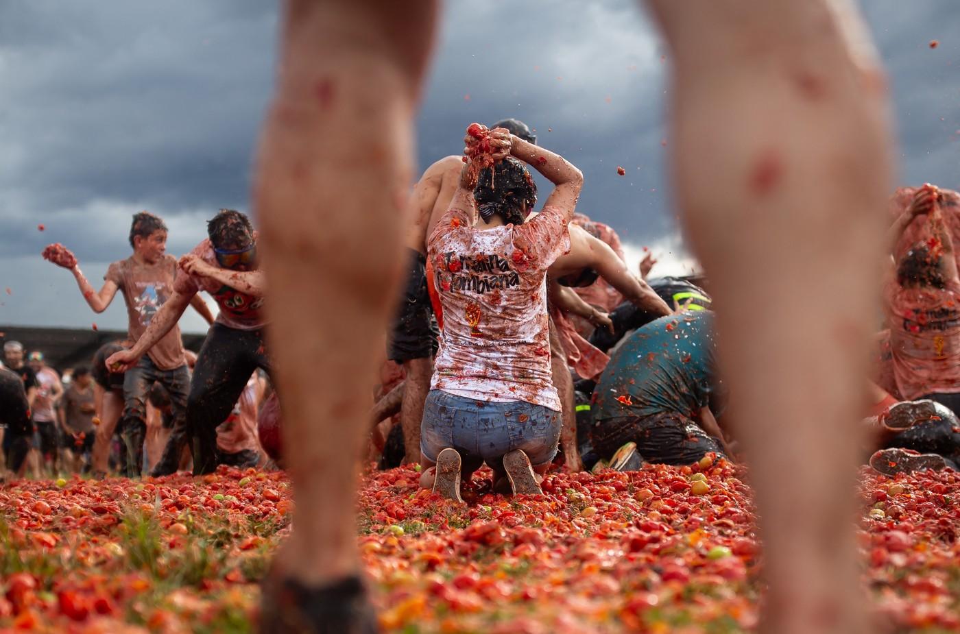 La Tomatina 2026. Cum a arătat cea mai mare bătaie cu roşii din Columbia