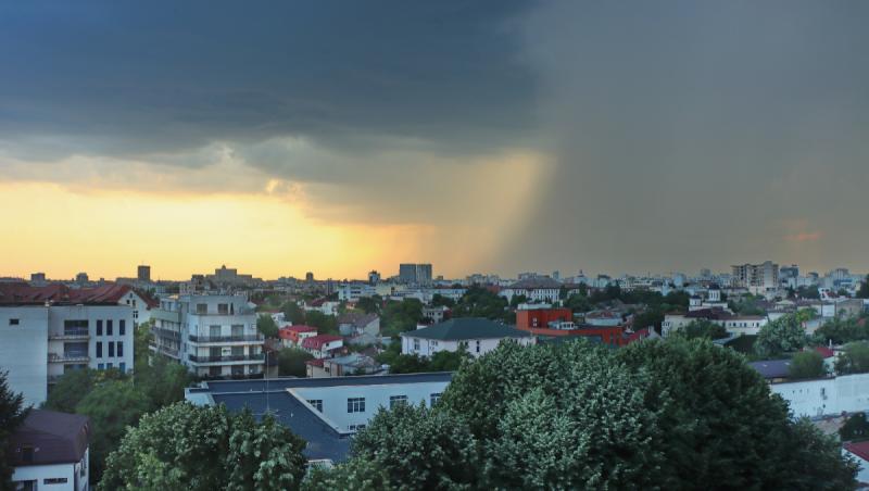 Cod galben de vijelii și grindină în Capitală, în această după-amiază