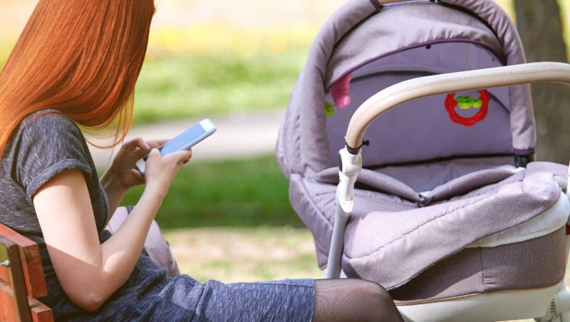 De ce scade rata fertilităţii? Smartphone-urile ar fi parte din problemă, sugerează două studii