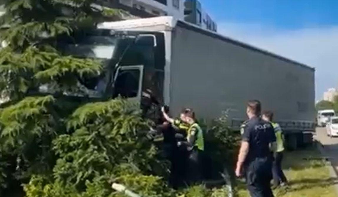 Şoferul de TIR cu criză de diabet manipulase tahograful. Poliţiştii locali, cercetaţi după ce l-au bătut