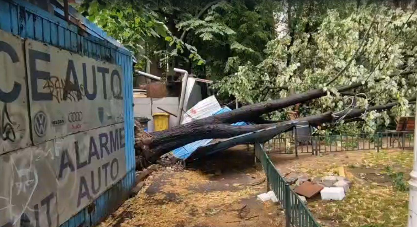 COD ROŞU de furtună în Bucureşti şi Ilfov. 4 mesaje RO-ALERT, străzi inundate şi peste 1000 de apeluri la 112
