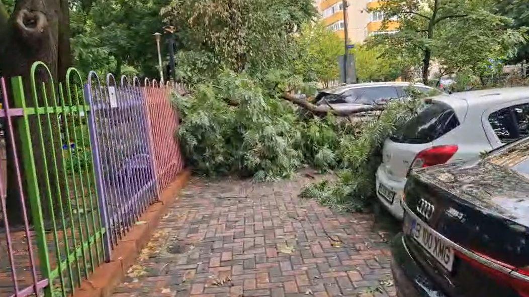 COD ROŞU de furtună în Bucureşti şi Ilfov. 4 mesaje RO-ALERT, străzi inundate şi peste 1000 de apeluri la 112