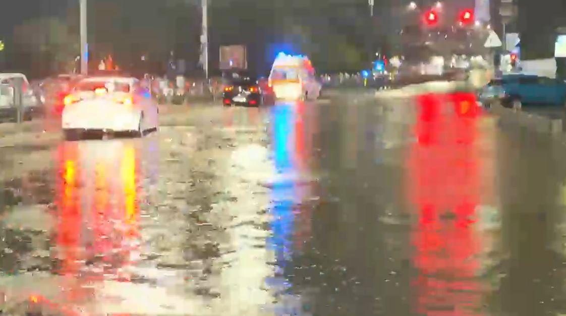 COD ROŞU de furtună în Bucureşti şi Ilfov. 4 mesaje RO-ALERT, străzi inundate şi peste 1000 de apeluri la 112