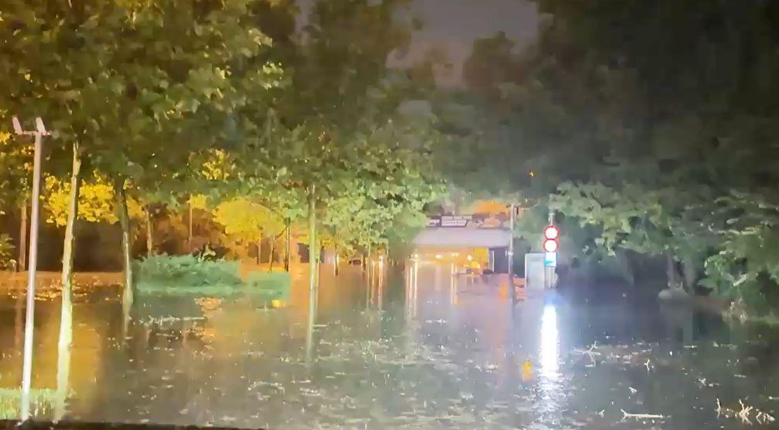 COD ROŞU de furtună în Bucureşti şi Ilfov. 4 mesaje RO-ALERT, străzi inundate şi peste 1000 de apeluri la 112