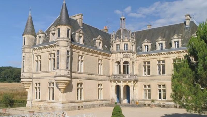 Au renunțat la joburi pentru o viață nouă într-un castel din Franța. Nimic nu i-a pregătit pentru ce a urmat