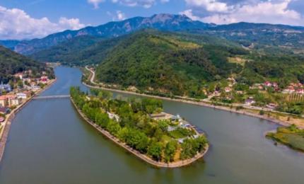 Unde se află singura insulă locuită de pe cursul unui râu din România. Ascunde şi o comoară