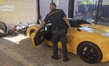 Trei români, implicați într-o fraudă de 9 milioane de euro în Italia. Și-au cumpărat case și mașini de lux