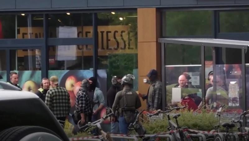 O femeie luată ostatică într-un supermarket din Berlin a fost eliberată. Gestul şocant de la casa de marcat