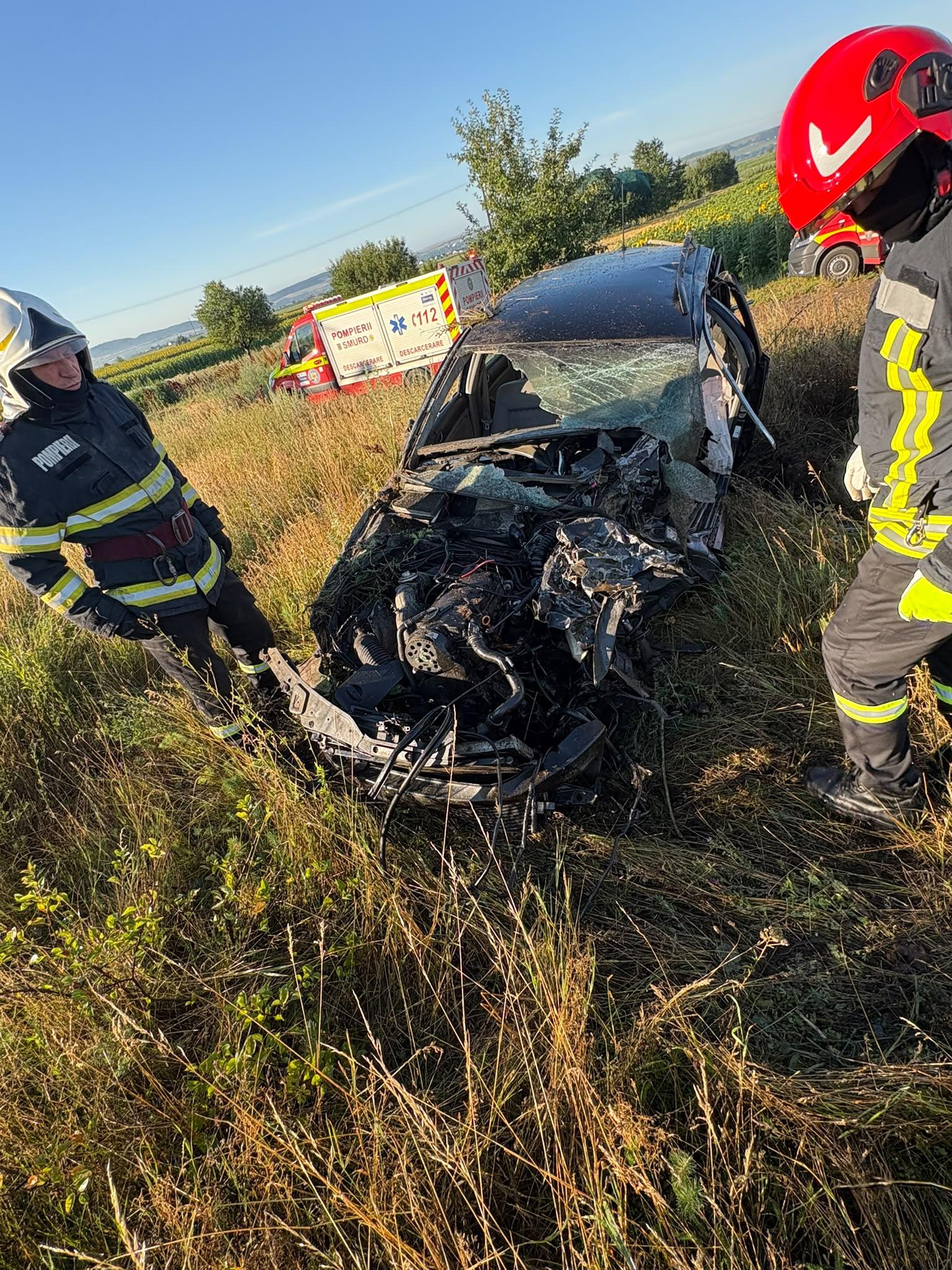 Un bărbat a murit, după ce un tren de persoane a lovit un autoturism