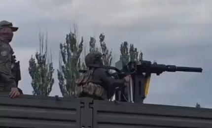 Momentul în care un soldat rus aproape își omoară colegii după ce pierde controlul unei mitraliere
