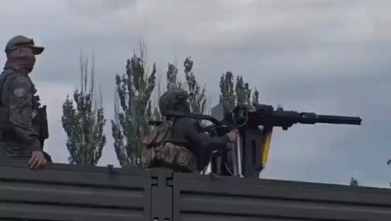 Momentul în care un soldat rus aproape își omoară colegii după ce pierde controlul unei mitraliere