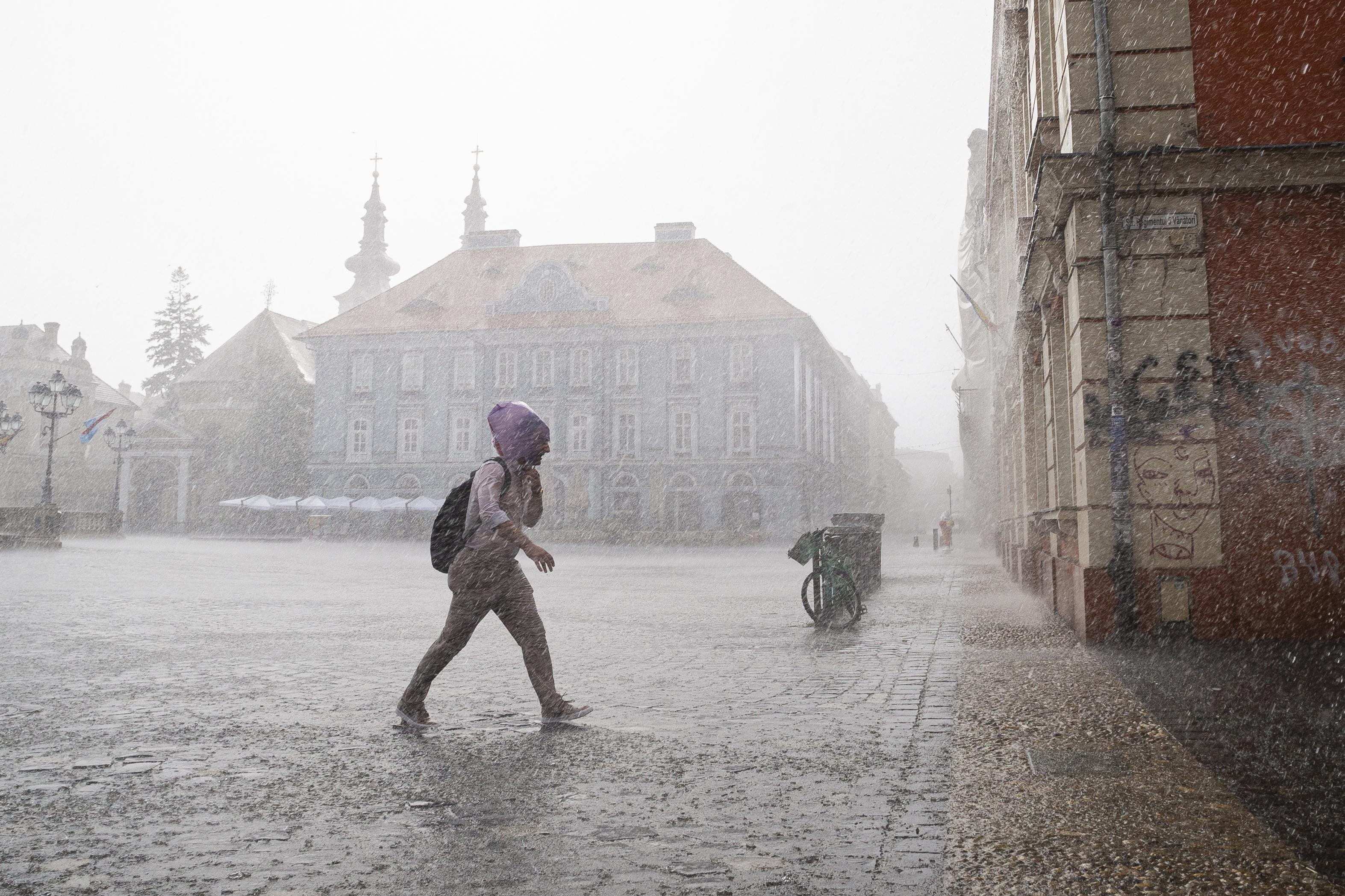 Nouă alertă meteo: 12 judeţe şi Capitala, lovite de furtuni până luni seară. HARTĂ