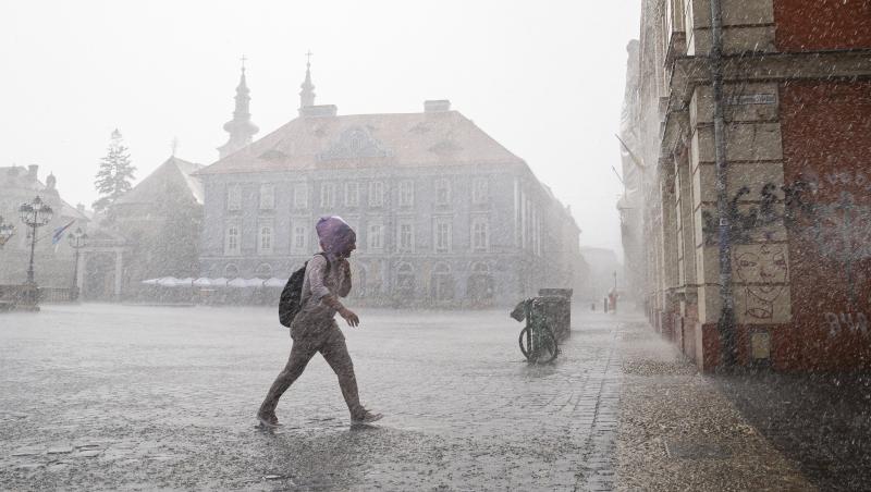 Nouă alertă meteo: 12 judeţe şi Capitala, lovite de furtuni până luni seară. HARTĂ