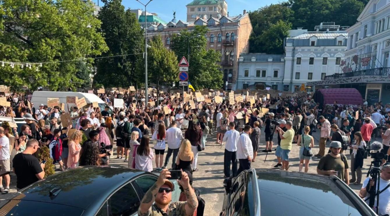 Protest rar la Kiev: Mii de oameni supăraţi pe decizia lui Zelenski de a-l demite pe ministrul Apărări