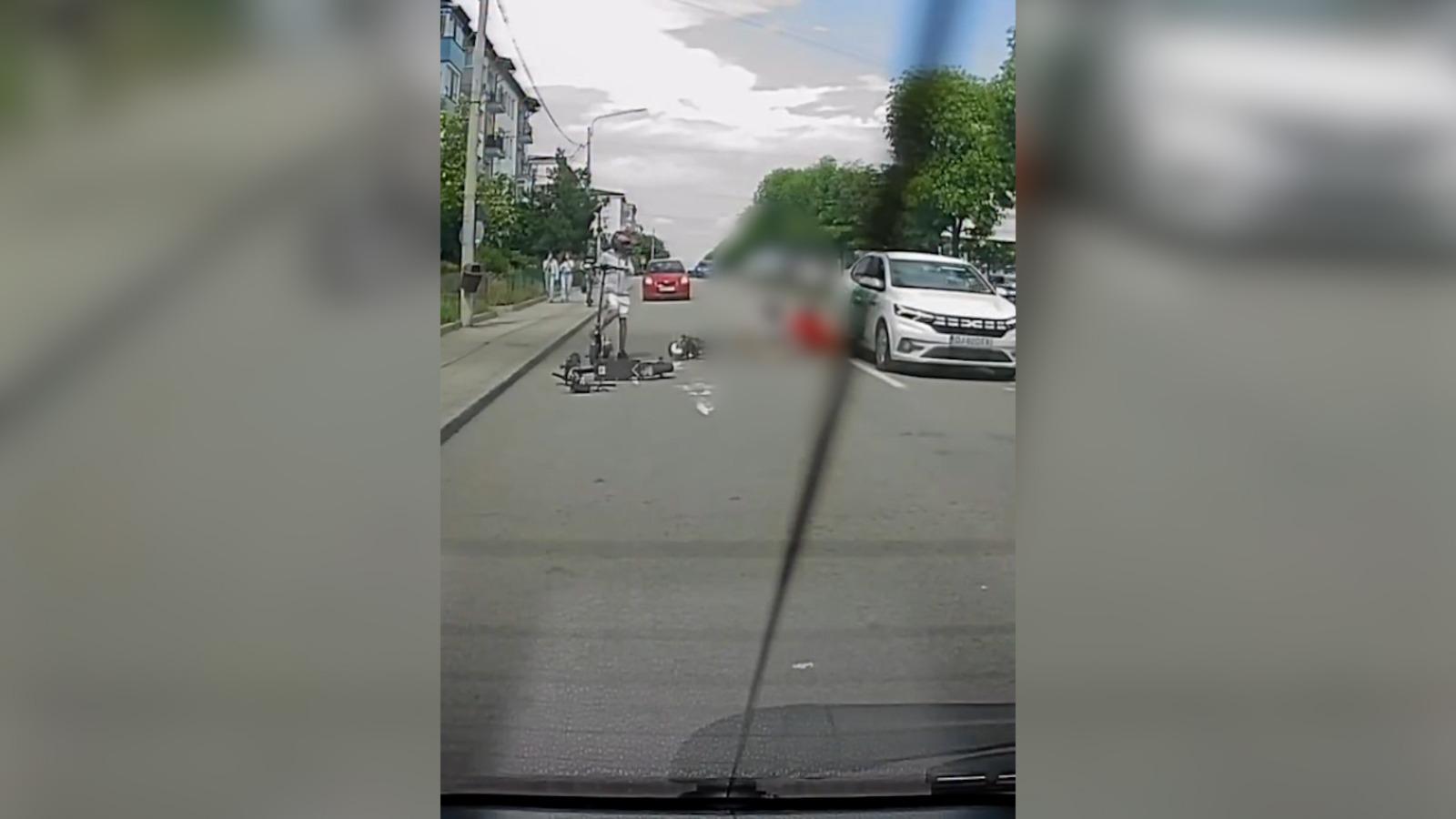 Momentul când un tânăr cade de pe trotinetă şi ajunge cu picioarele sub roţile unei maşini în Craiova
