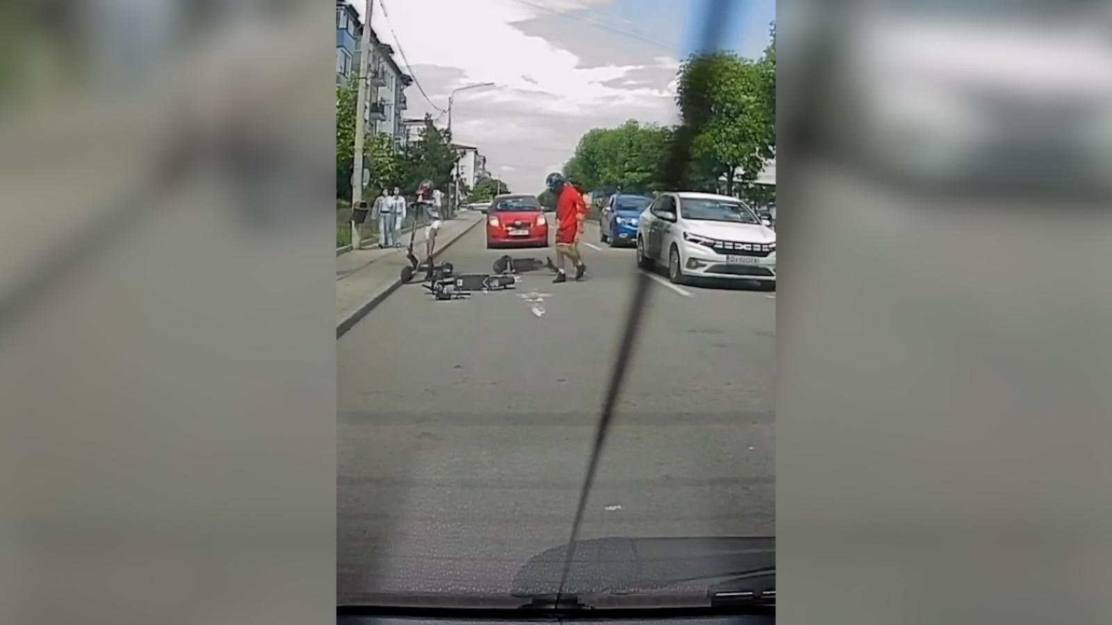 Momentul când un tânăr cade de pe trotinetă şi ajunge cu picioarele sub roţile unei maşini în Craiova