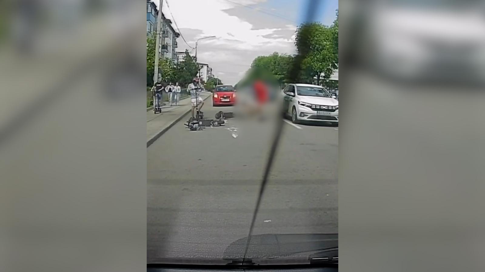 Momentul când un tânăr cade de pe trotinetă şi ajunge cu picioarele sub roţile unei maşini în Craiova