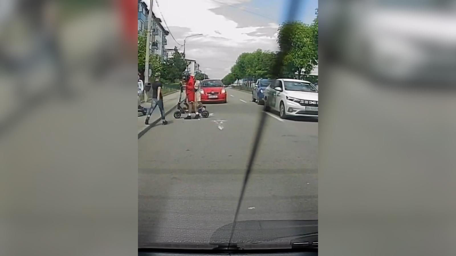 Momentul când un tânăr cade de pe trotinetă şi ajunge cu picioarele sub roţile unei maşini în Craiova